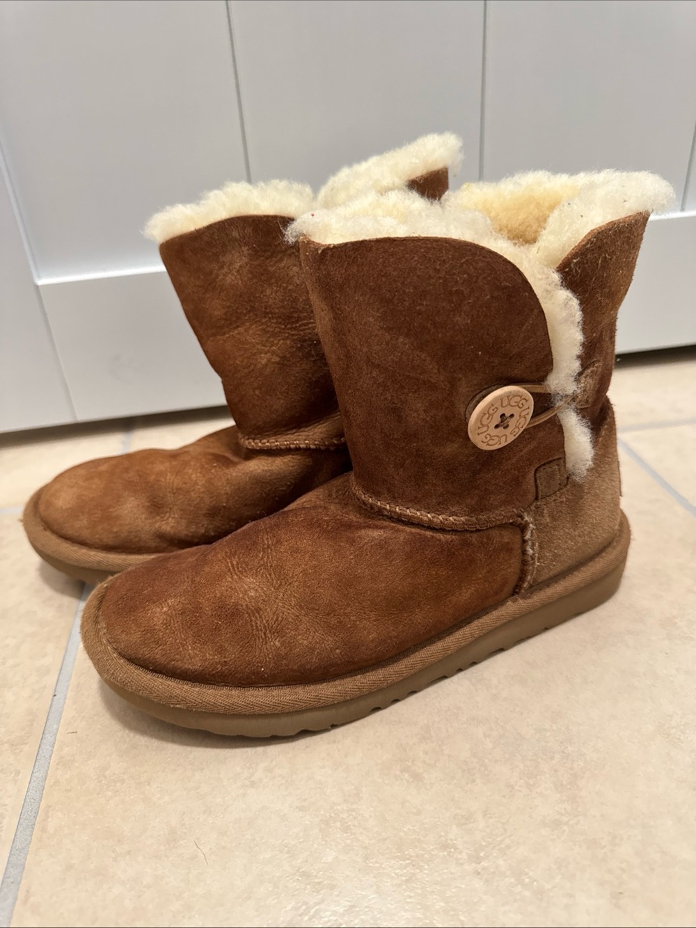UGG Australia Kids Bailey Button II Chestnut Size US 2 EU 33.5 1017400K Boots